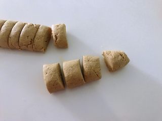 3、黑豆渣窝窝头,面团搓成长条状。切成大小一样的面剂子，每个面剂子约50克左右。