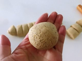 4、黑豆渣窝窝头,取一个面剂子，慢慢搓成圆形。