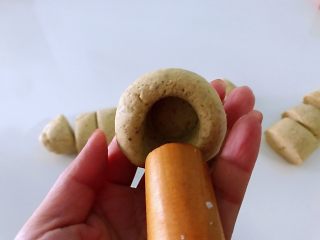 6、黑豆渣窝窝头,看，够漂亮吧。