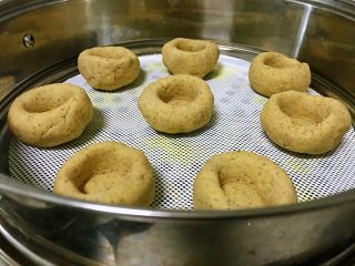 7、黑豆渣窝窝头,将所有面团按此步骤依次做好，冷水上蒸锅，蒸18分钟。
