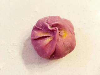 3、三色开花馒头,收好口,收口面会朝下放,所以大家随便捏,捏合到一起就好啦。