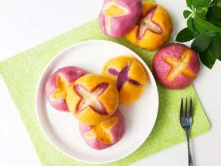 5、三色开花馒头,颜色靓丽,宝宝很喜欢呢