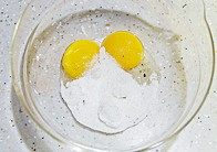 11、金丝泡芙塔,蛋黄加香草糖搅拌至糖几乎融化