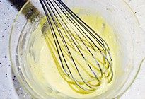 13、金丝泡芙塔,徐徐加入牛奶，边加边搅拌，搅拌均匀