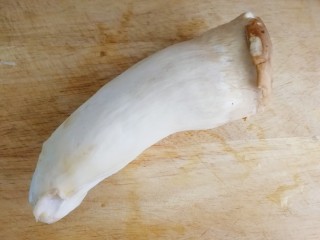 1、小炒杏鲍菇,杏鲍菇洗净。