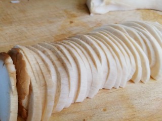 2、小炒杏鲍菇,切片。