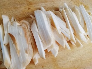 3、小炒杏鲍菇,切丝。