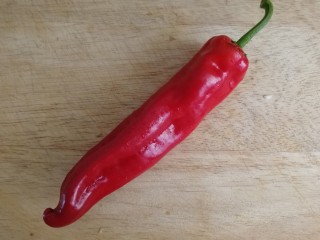 4、小炒杏鲍菇,红椒洗净。