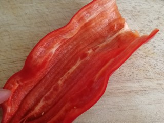 5、小炒杏鲍菇,去蒂去籽去筋。