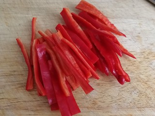 6、小炒杏鲍菇,切条。