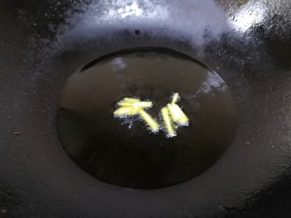 8、小炒杏鲍菇,热锅倒入适量油,放入姜片文火炒香。