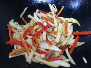 10、小炒杏鲍菇,把杏鲍菇急火炒软。(大约炒一分钟)