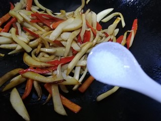 12、小炒杏鲍菇,半勺盐入味。