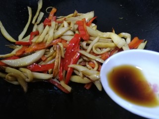 13、小炒杏鲍菇,少许醋提鲜。