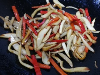 14、小炒杏鲍菇,急火炒匀,炒香。