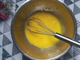 3、草莓蛋糕卷,倒入玉米油，用打蛋器打到乳化状态