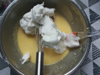 10、草莓蛋糕卷,把打发的蛋白放入，z字搅拌，力度不要太大，防止消泡