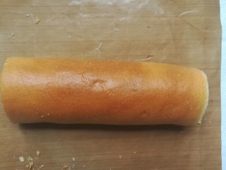 16、草莓蛋糕卷,用擀面杖的力量卷好切块