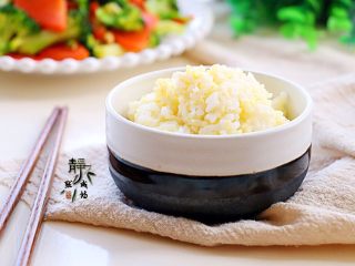 12、胡萝卜炒西兰花,配上一小碗两米饭，美美地开动！