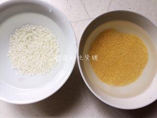 2、小米燕麦苹果粥,糯米和小米淘洗干净后，提前浸泡1小时左右。