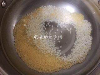3、小米燕麦苹果粥,锅里放入适量的水，随后把糯米和小米一起倒入。