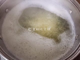 4、小米燕麦苹果粥,大火煮开，随后用小火慢熬。