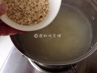 5、小米燕麦苹果粥,等粥变得有些浓稠时，倒入燕麦。