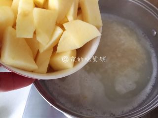 6、小米燕麦苹果粥,还有切成小块的苹果，接着继续小火熬。