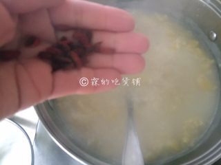 8、小米燕麦苹果粥,最后再撒上一些枸杞（可选），稍微再煮一会就可以了。