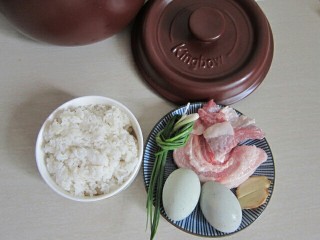 1、皮蛋瘦肉粥,准备好砂锅、米饭、猪肉、皮蛋、葱、姜。