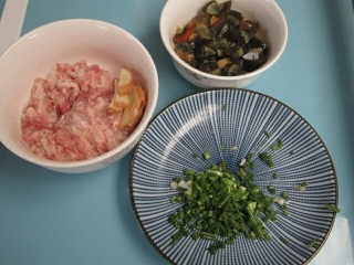 2、皮蛋瘦肉粥,分别把皮蛋切块，葱切成葱花，肉剁成肉末。