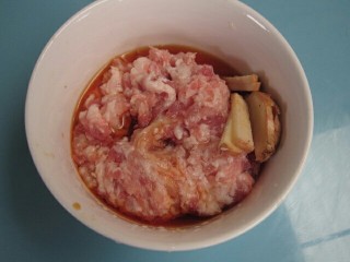 3、皮蛋瘦肉粥,幽默中加入料酒、酱油、盐，将腌制备用。