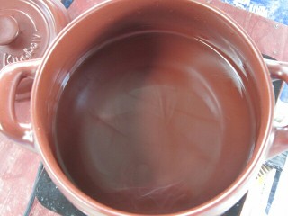 4、皮蛋瘦肉粥,倒入半锅清水。