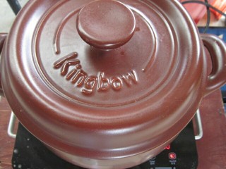 5、皮蛋瘦肉粥,盖上锅盖大火煮开。