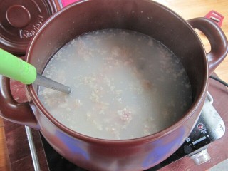 8、皮蛋瘦肉粥,把肉末下锅。