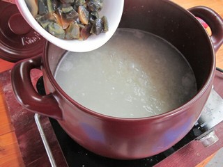 9、皮蛋瘦肉粥,接着在放皮蛋，用勺子稍稍搅拌。