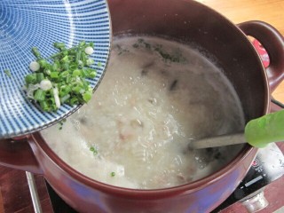 10、皮蛋瘦肉粥,待粥再次煮沸后加入葱花和盐搅拌，关火即可。