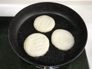 11、盘丝饼,平底锅中倒入食用油，油要多点，太少了容易煎糊，不易熟。建议用中小火慢慢煎制，煎至一面上色后翻面继续。