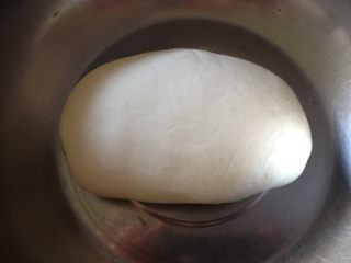 5、紫薯开花馒头,再来和白面团,200g面粉中放入20g糖、2g酵母、少许食用碱面(也可以不加),倒入95g温水和成光滑面团,盖上保鲜膜醒制15分钟