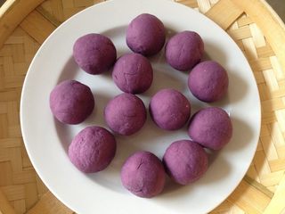 6、紫薯开花馒头,将醒好的紫薯面团分成大小均匀的剂子,并搓圆