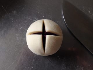 10、紫薯开花馒头,收口朝下,并在馒头顶部用刀划十字(如图)