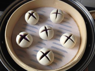 11、紫薯开花馒头,依次做好后放入笼屉,醒发20到30分钟左右(根据气温来决定,如果气温高,就要相对缩短醒发时间)