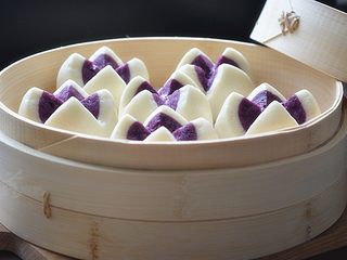 13、紫薯开花馒头,热气腾腾的紫薯开花馒头就蒸好了,在饱口福的同时也饱了眼福!