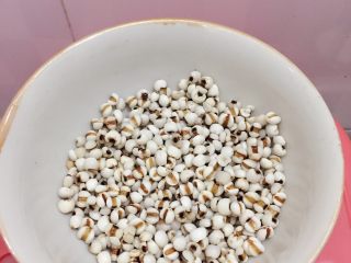 1、养血补肾粥,洗净泡一晚上