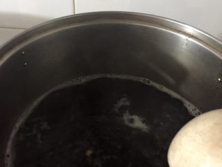 7、养血补肾粥,先放黑豆、薏仁、红米、大米，待煮沸后在放黑芝麻、核桃转小火煮一个小时左右最后在放红糖就大功告成啦！还有一点提示下：熬粥的过程中需要时不时搅棒，这样以防粥会粘锅。