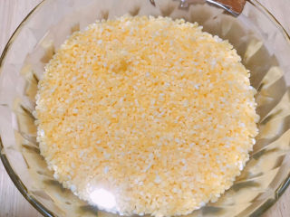 3、玉米渣粥,淘洗干净后加清水浸泡过夜