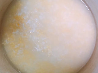 5、玉米渣粥,锅中烧水，水开后将大米和玉米渣放入锅中，大火煮10分钟