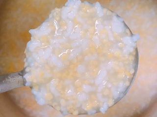 7、玉米渣粥,喜欢浓稠的可以再煮一会儿