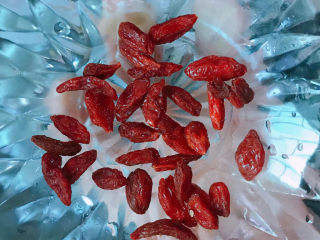 8、玉米渣粥,准备好枸杞，冲洗干净