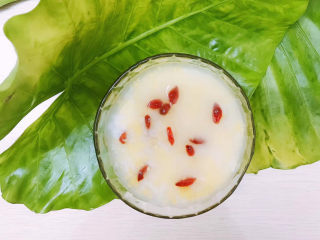 10、玉米渣粥,装入碗中